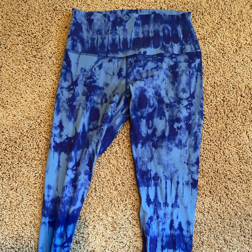 Like new lululemon blue tie dye align leggings size 8
